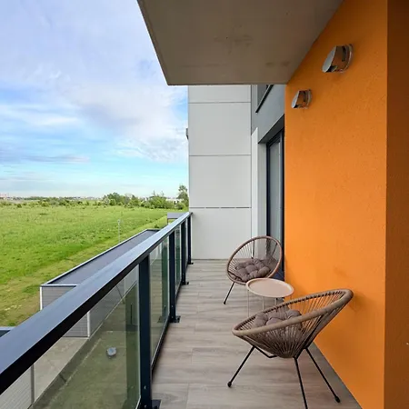 New With Private Parking , 10 Min Drive To & Self Check-in Lejlighed *